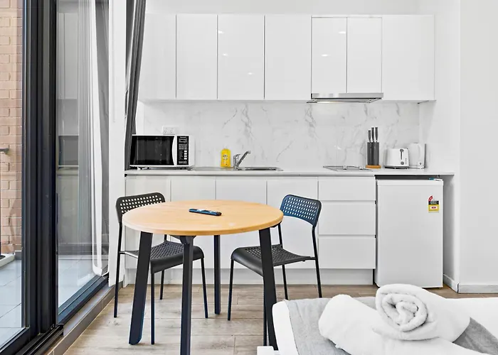 Burwood 1Br Steps To Train Station Shopping